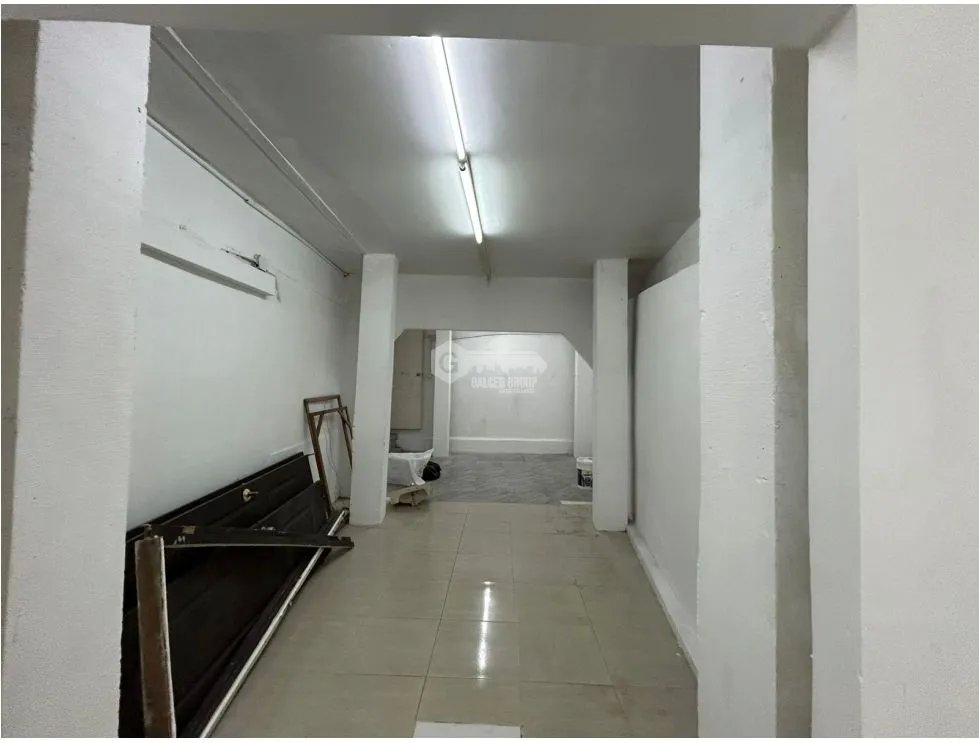 VIA PORRAS / 100M / ESPACIO AMPLIO SIN DIVISIONES / SOBRE VIA / VACIO