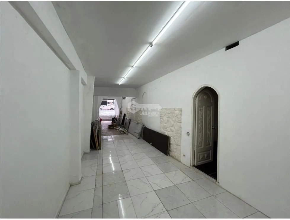 VIA PORRAS / 100M / ESPACIO AMPLIO SIN DIVISIONES / SOBRE VIA / VACIO
