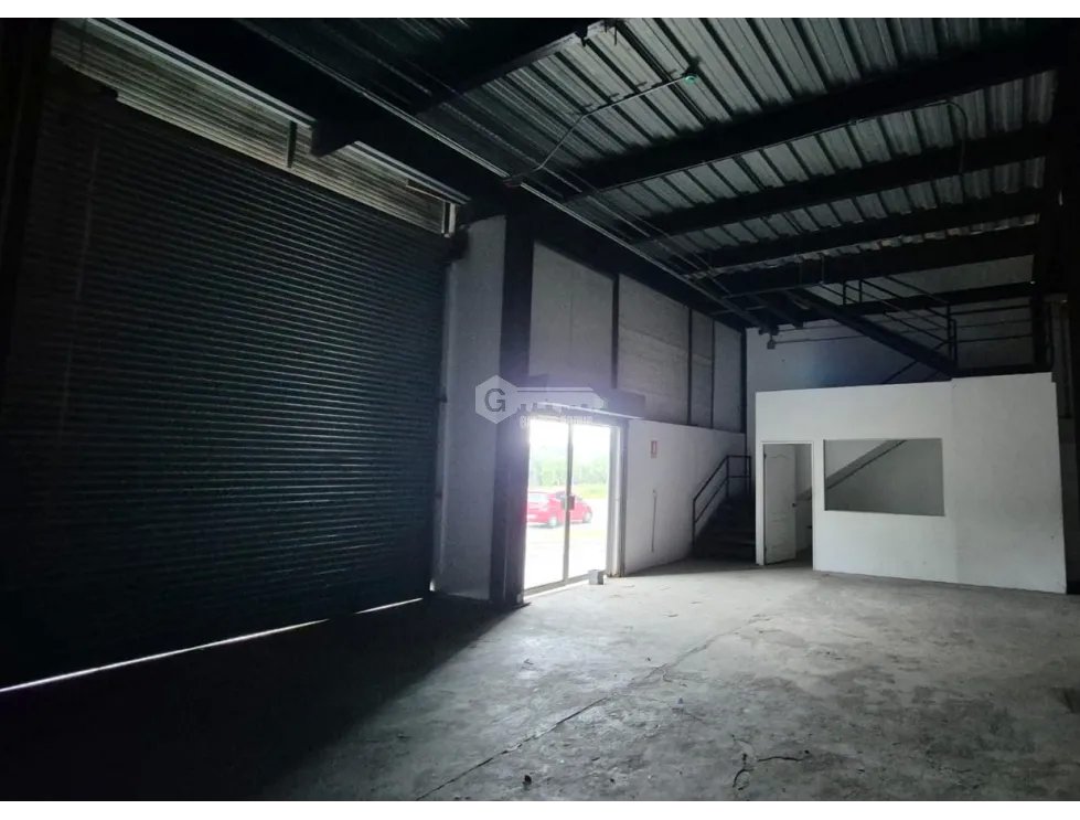 JUAN DIAZ / 500M / GALERA CON OFICINA / MEZZANINE / ANDEN / SOBRE VIA