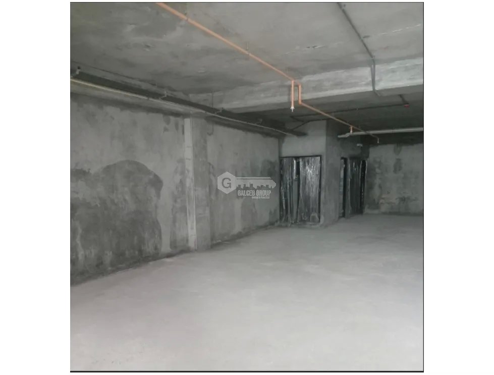 CENTRO COMERCIAL VILLA LUCRE / 142M / SOBRE VIA PRINCIPAL / PISO MEDIO