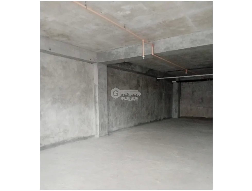 CENTRO COMERCIAL VILLA LUCRE / 139M / PISO MEDIO / SOBRE VIA PRINCIPAL