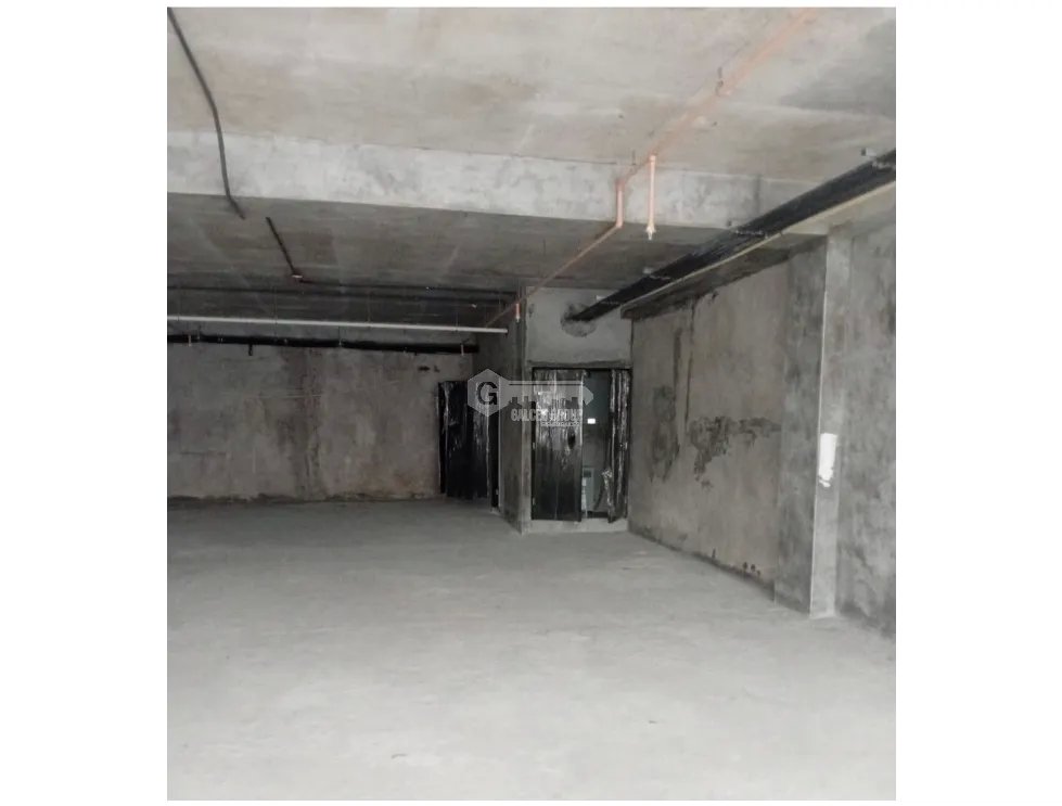 CENTRO COMERCIAL VILLA LUCRE / 139M / PISO MEDIO / SOBRE VIA PRINCIPAL
