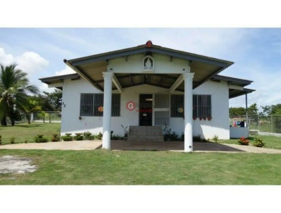 SE VENDE CASA EN CORONADO 2250M2  CON TERRENO Y PISICINA CERCA DEL MAR