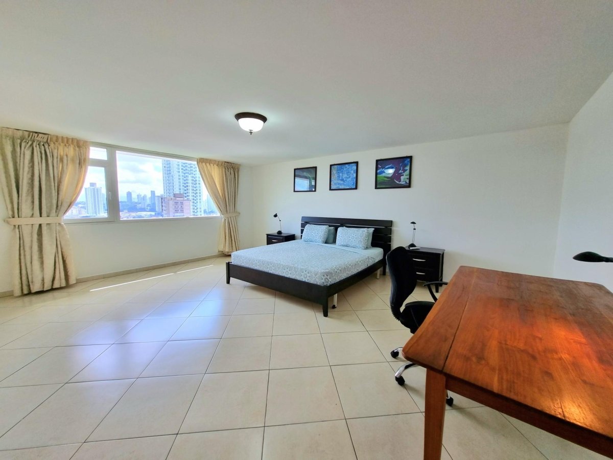 Conveniently located, spacious turn-key penthouse in El Cangrejo