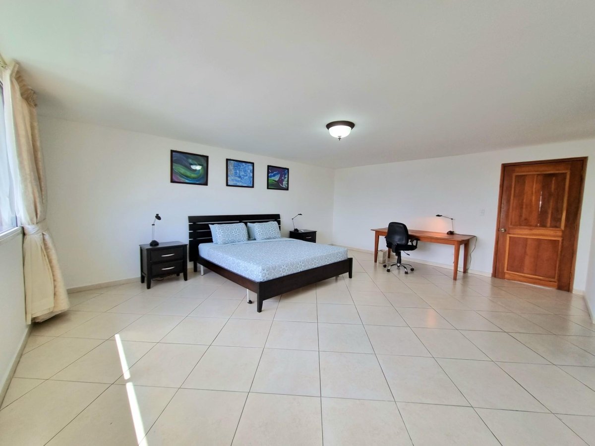 Conveniently located, spacious turn-key penthouse in El Cangrejo