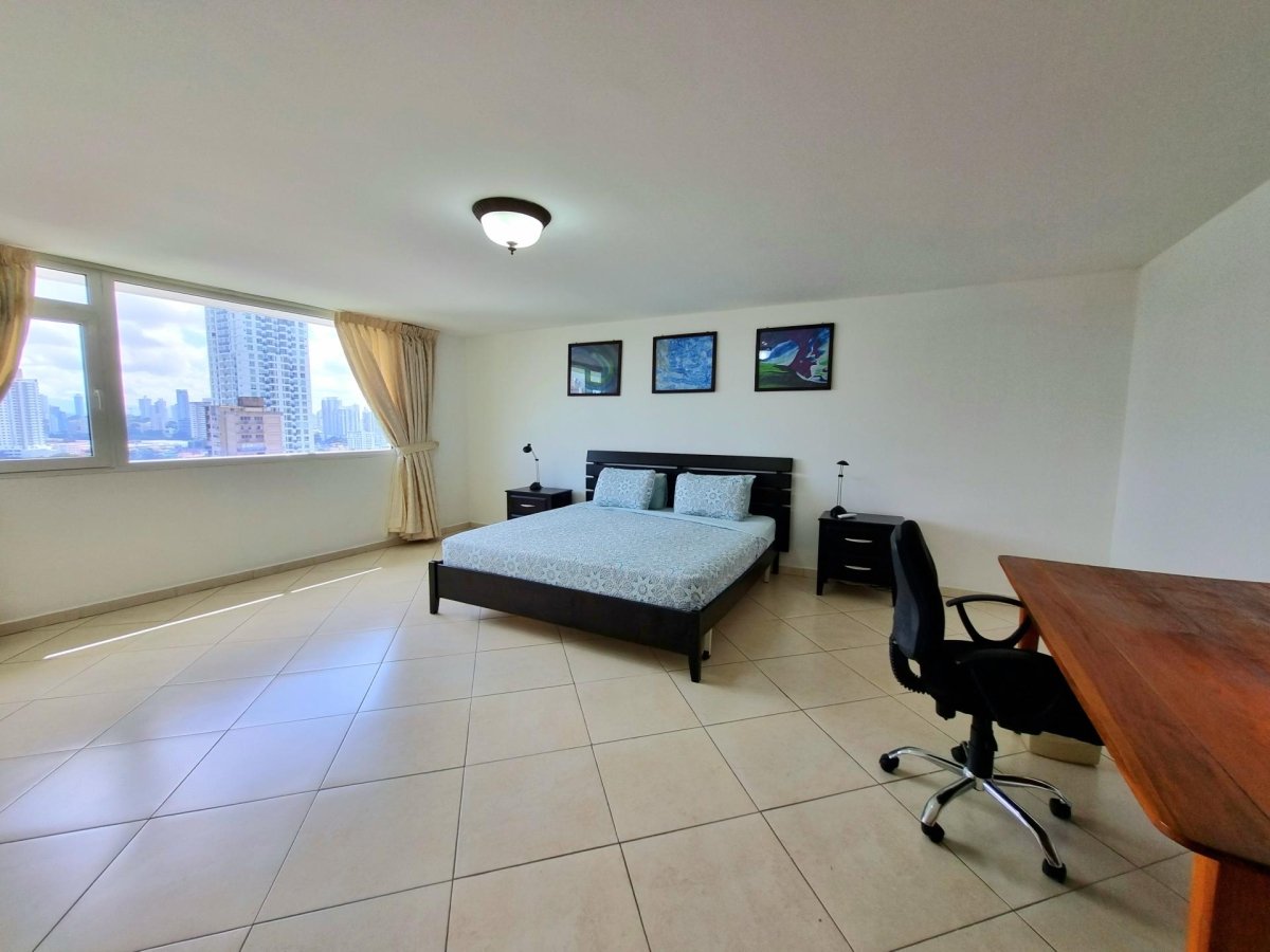 Conveniently located, spacious turn-key penthouse in El Cangrejo