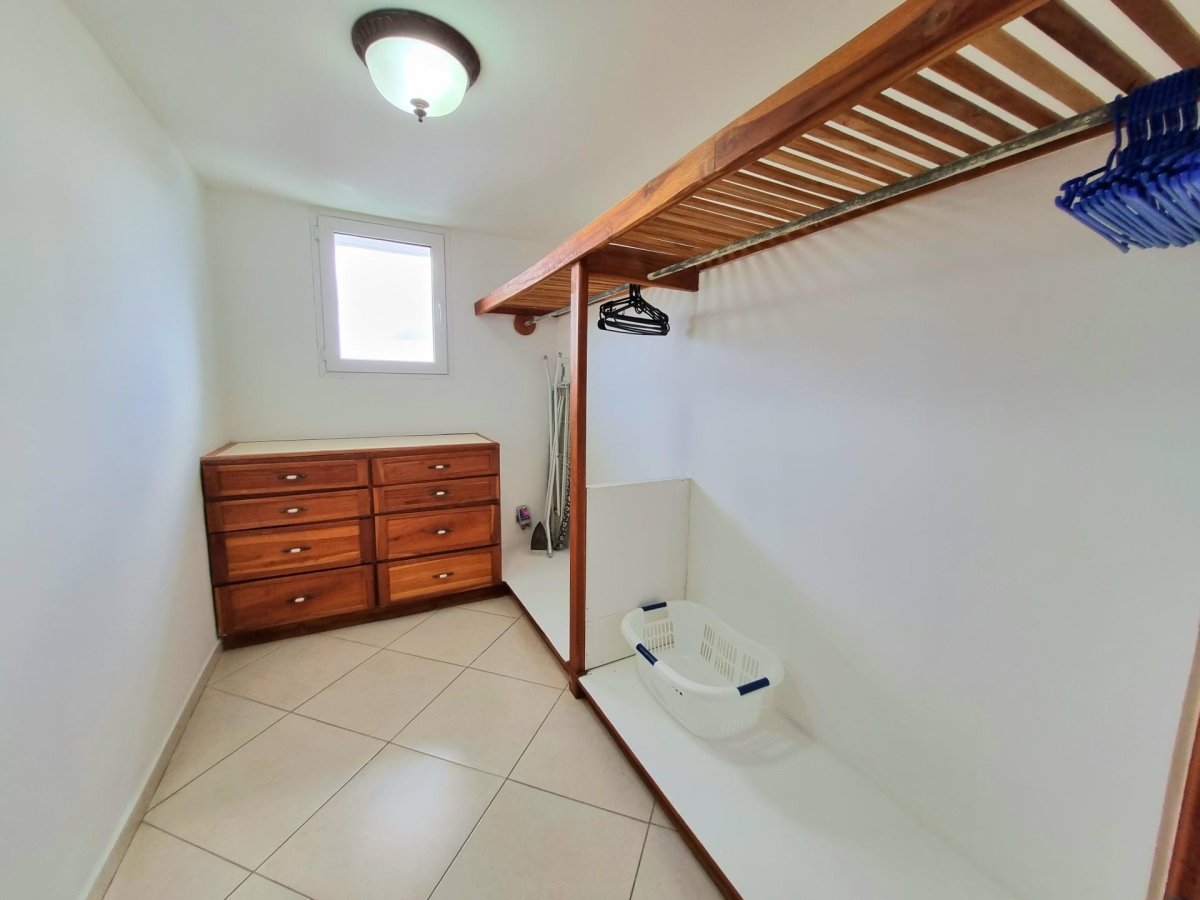 Conveniently located, spacious turn-key penthouse in El Cangrejo