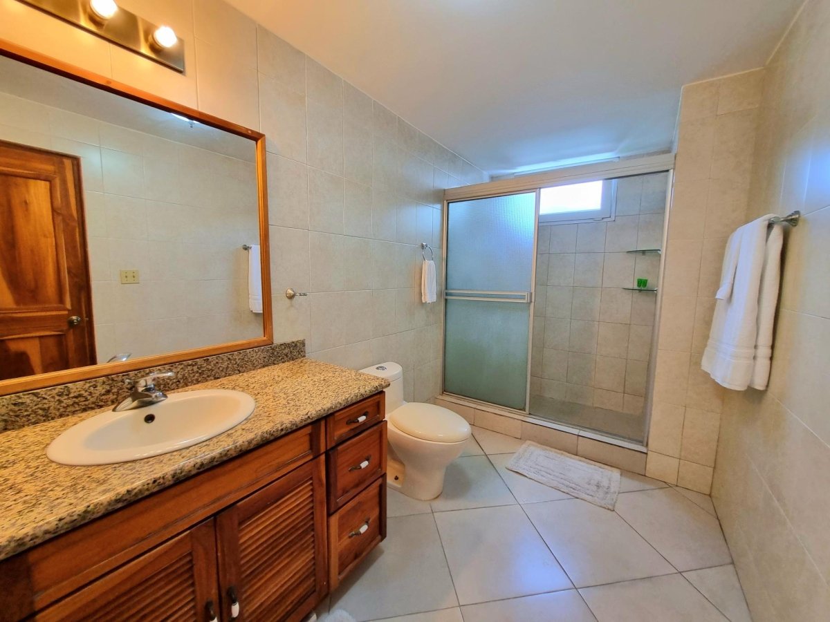 Conveniently located, spacious turn-key penthouse in El Cangrejo