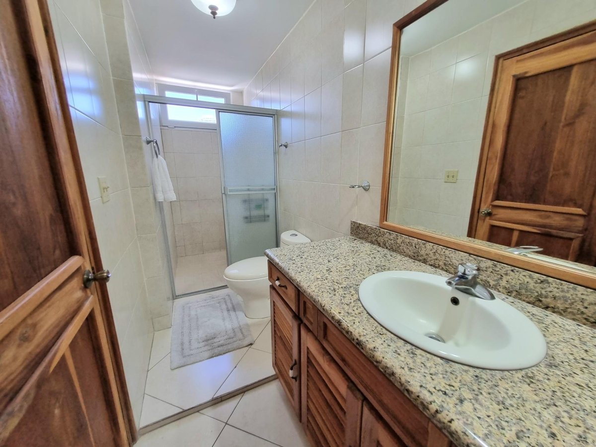 Conveniently located, spacious turn-key penthouse in El Cangrejo