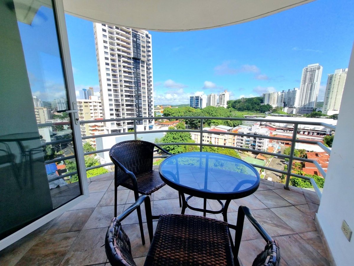 Conveniently located, spacious turn-key penthouse in El Cangrejo