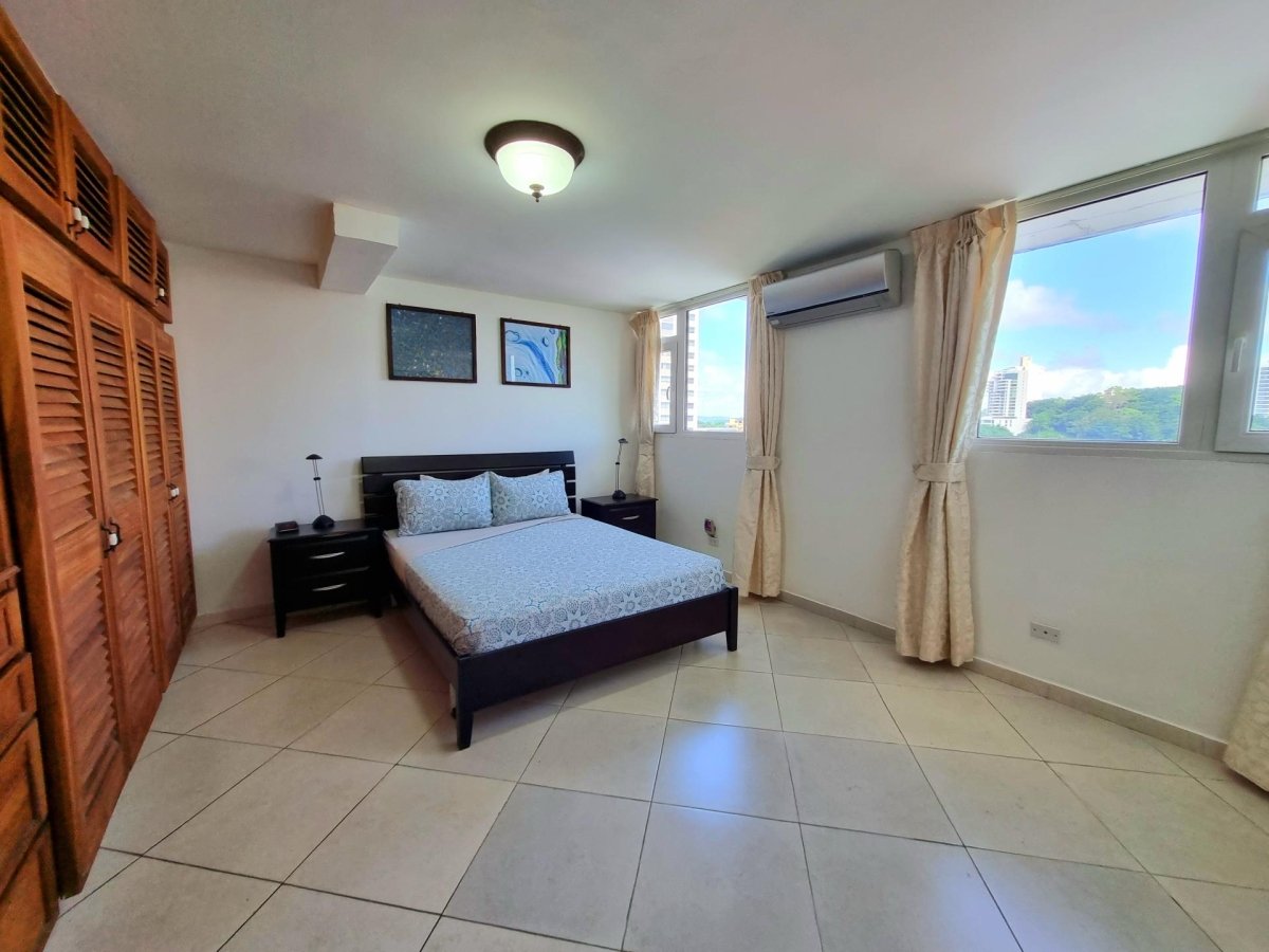 Conveniently located, spacious turn-key penthouse in El Cangrejo