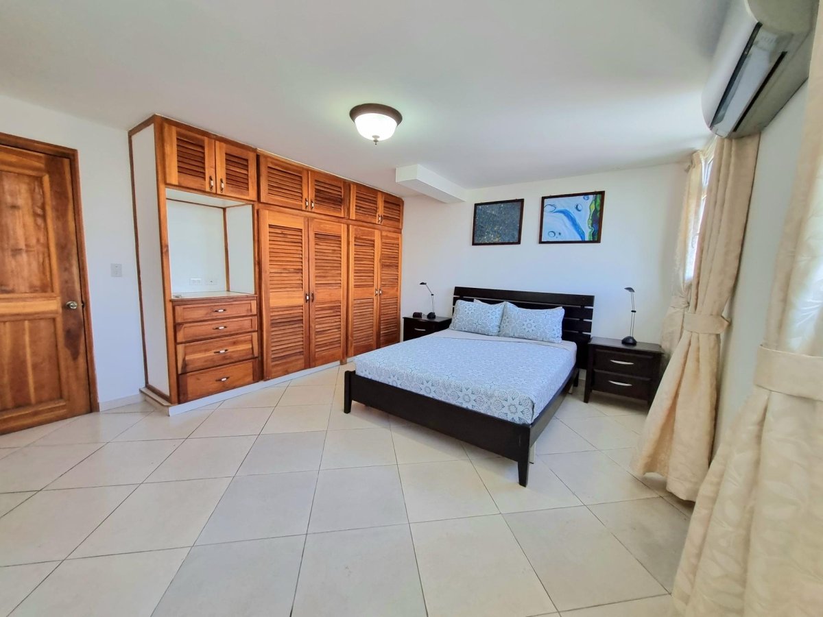 Conveniently located, spacious turn-key penthouse in El Cangrejo