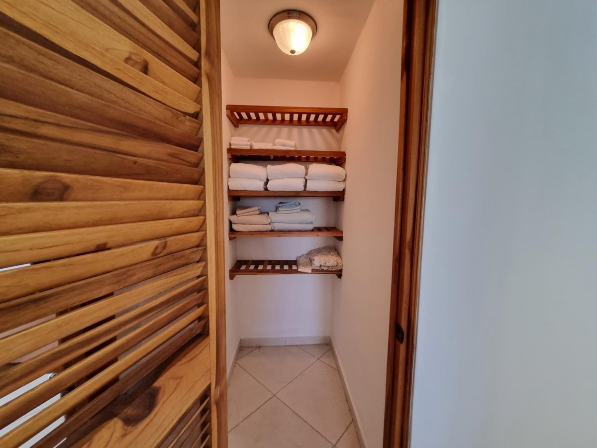 Conveniently located, spacious turn-key penthouse in El Cangrejo