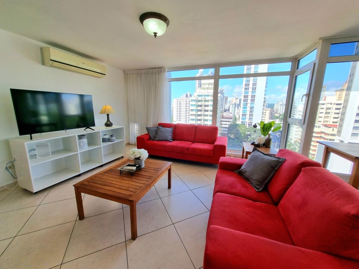 Conveniently located, spacious turn-key penthouse in El Cangrejo