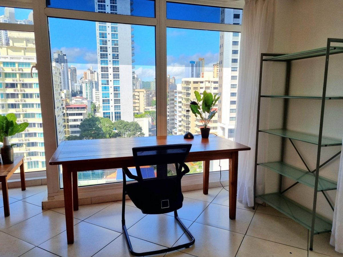 Conveniently located, spacious turn-key penthouse in El Cangrejo