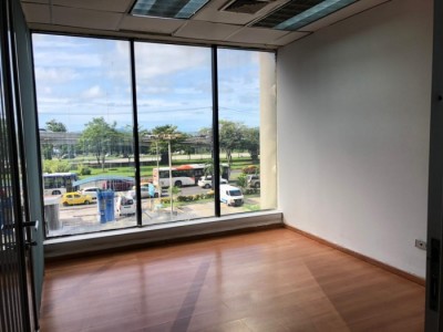 Office rental in avenida balboa with easy access to bus stops. it has covered parking spaces and