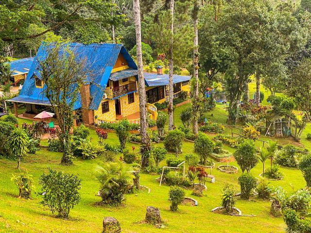 2-story country house and 2,461 m2 cabanas on the upper floors of