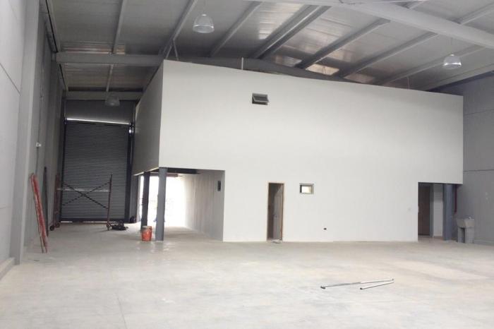 Venta de bodega en la 24 de diciembre, vía principal