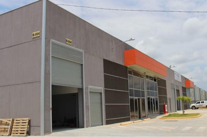 Venta de bodega en la 24 de diciembre, vía principal