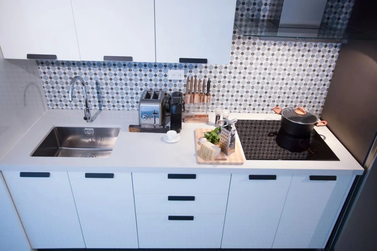 Venta de apartamento amoblado en Red Plaza, Casco antiguo, Santa Ana