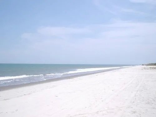 1 HA Beach Front Parcel, with High Density Zoning, Excellent Development Opportunity
