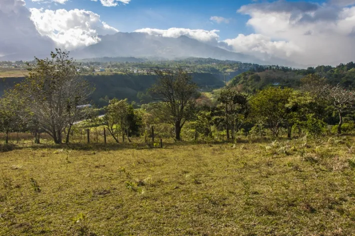 Precioso piso de la granja en el r
