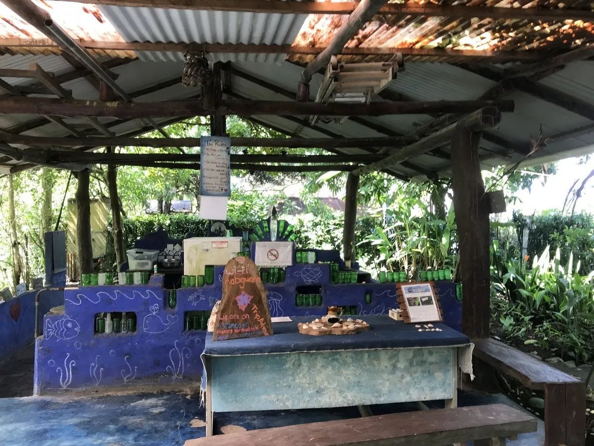 Hostal ecológico en Las Lajas con frondoso jardín de árboles frutales