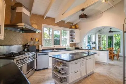 Mansion for Sale in Altos del Golf