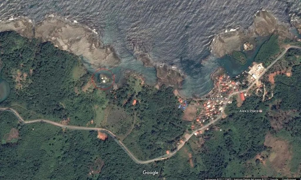 PROPERTY FOR SALE Caribbean beach front home and boat dock for sale with almost 2 acres of land minutes from San Blas islands - Bargain!