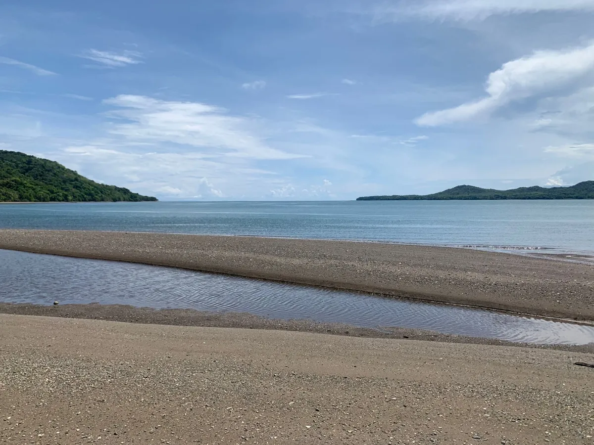 UNA HECTAREA DE PROPIEDAD EN VENTA, EN LA ISLA DE CEBACO, FRENTE AL MAR.