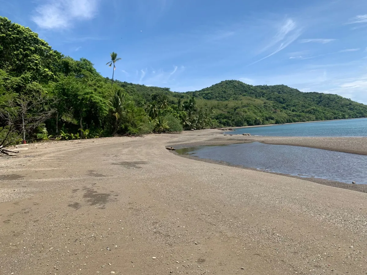 UNA HECTAREA DE PROPIEDAD EN VENTA, EN LA ISLA DE CEBACO, FRENTE AL MAR.