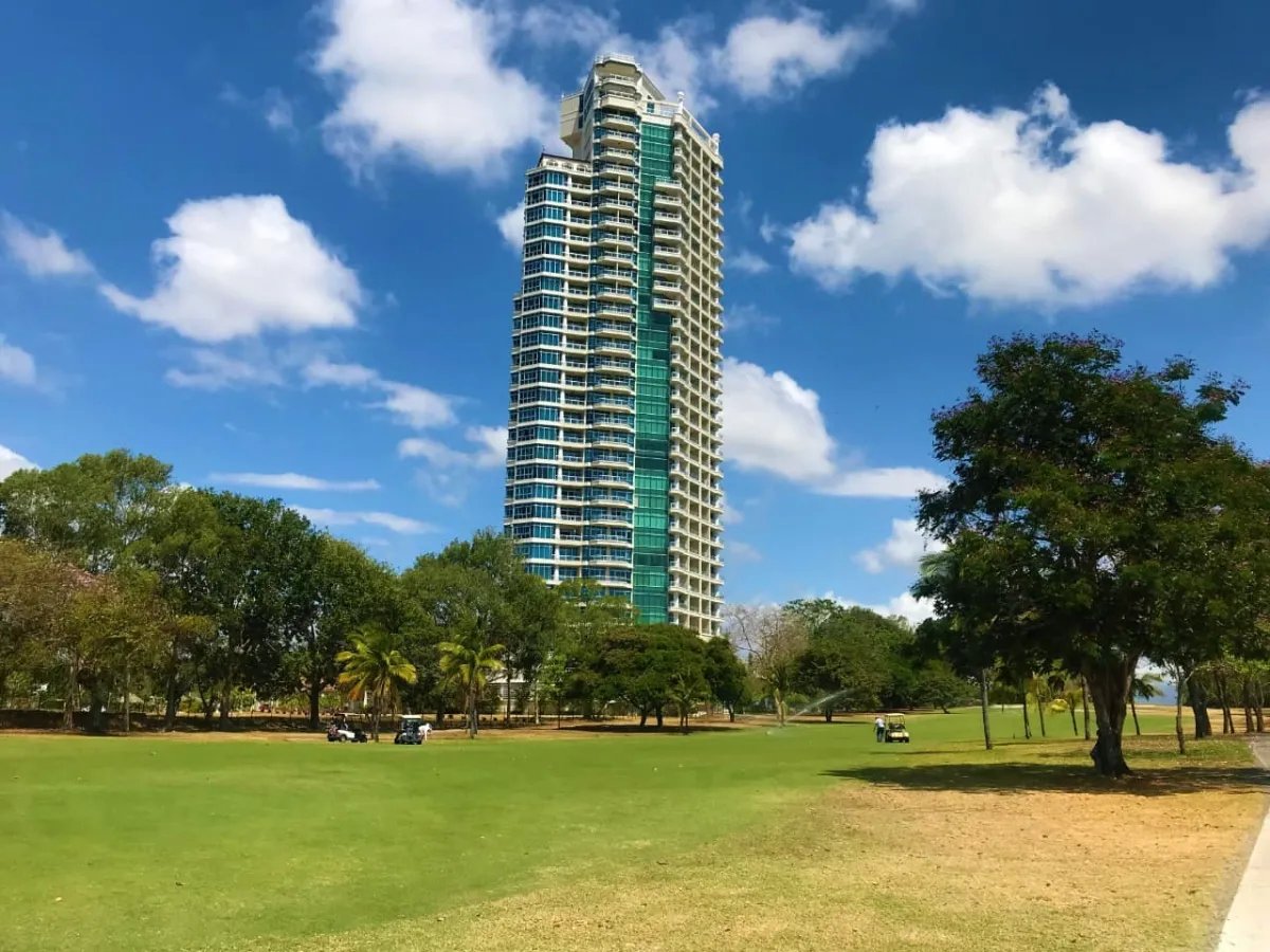 se vende apartamento en coronado golf tower, Panama