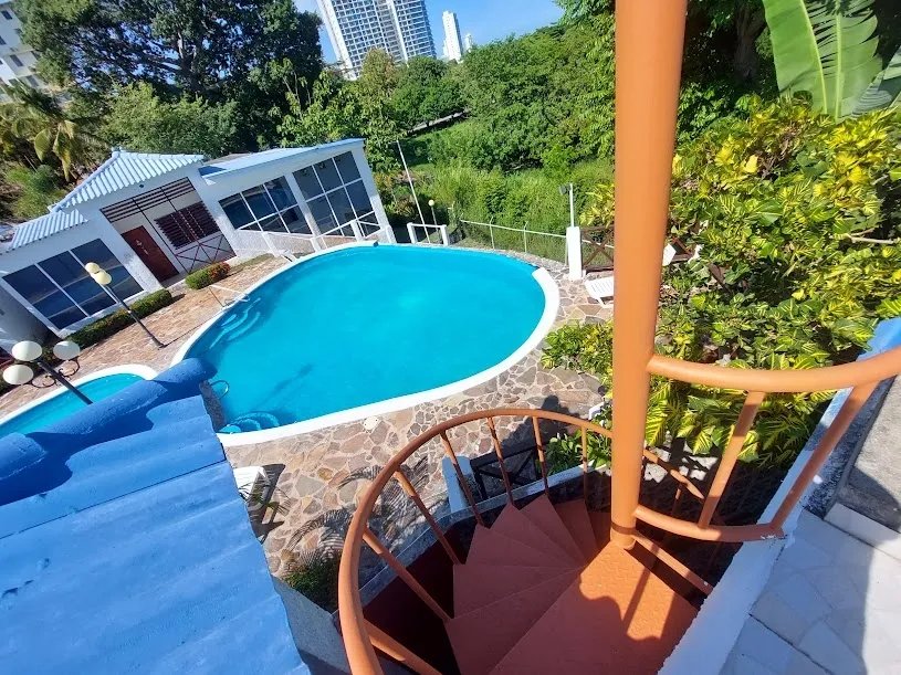 se vende casa de 7 recamaras 4 baños en playa nueva gorgona, Panama
