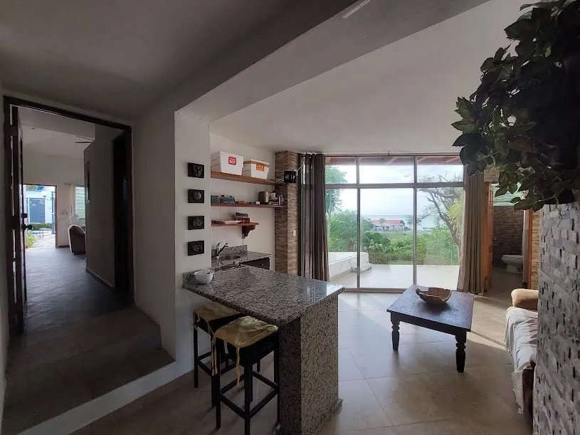 se vende casa de 7 recamaras 4 baños en playa nueva gorgona, Panama