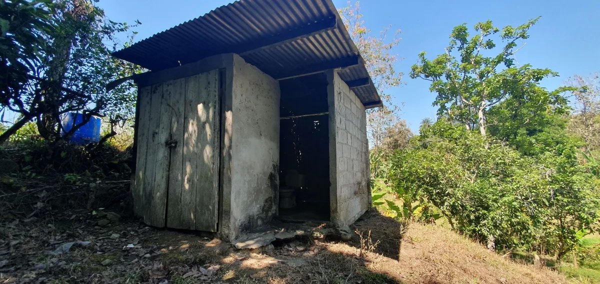 Enjoy the best of a tropical landscape, a property with its own fresh water source!