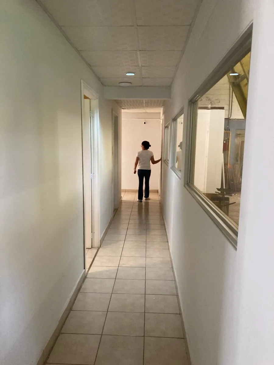 Enorme taller, oficinas y casa en un gran terreno