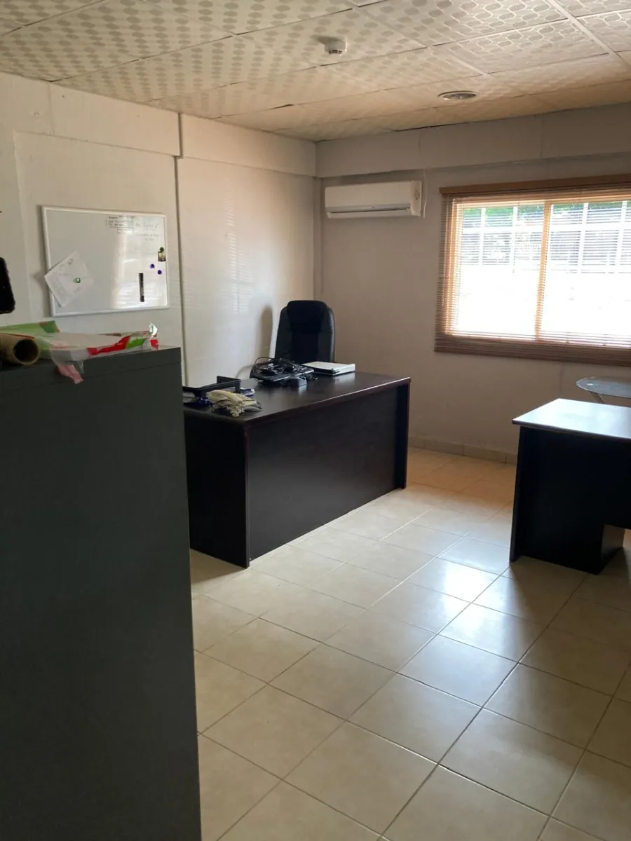 Enorme taller, oficinas y casa en un gran terreno