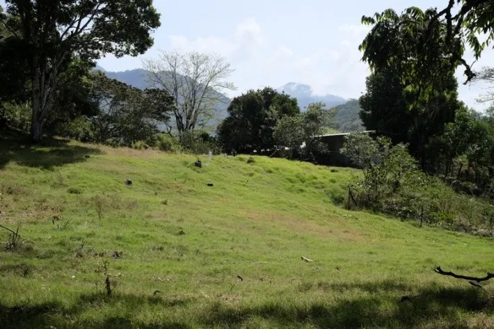 Cerro brujo - cerro eminente en el centro de volcan