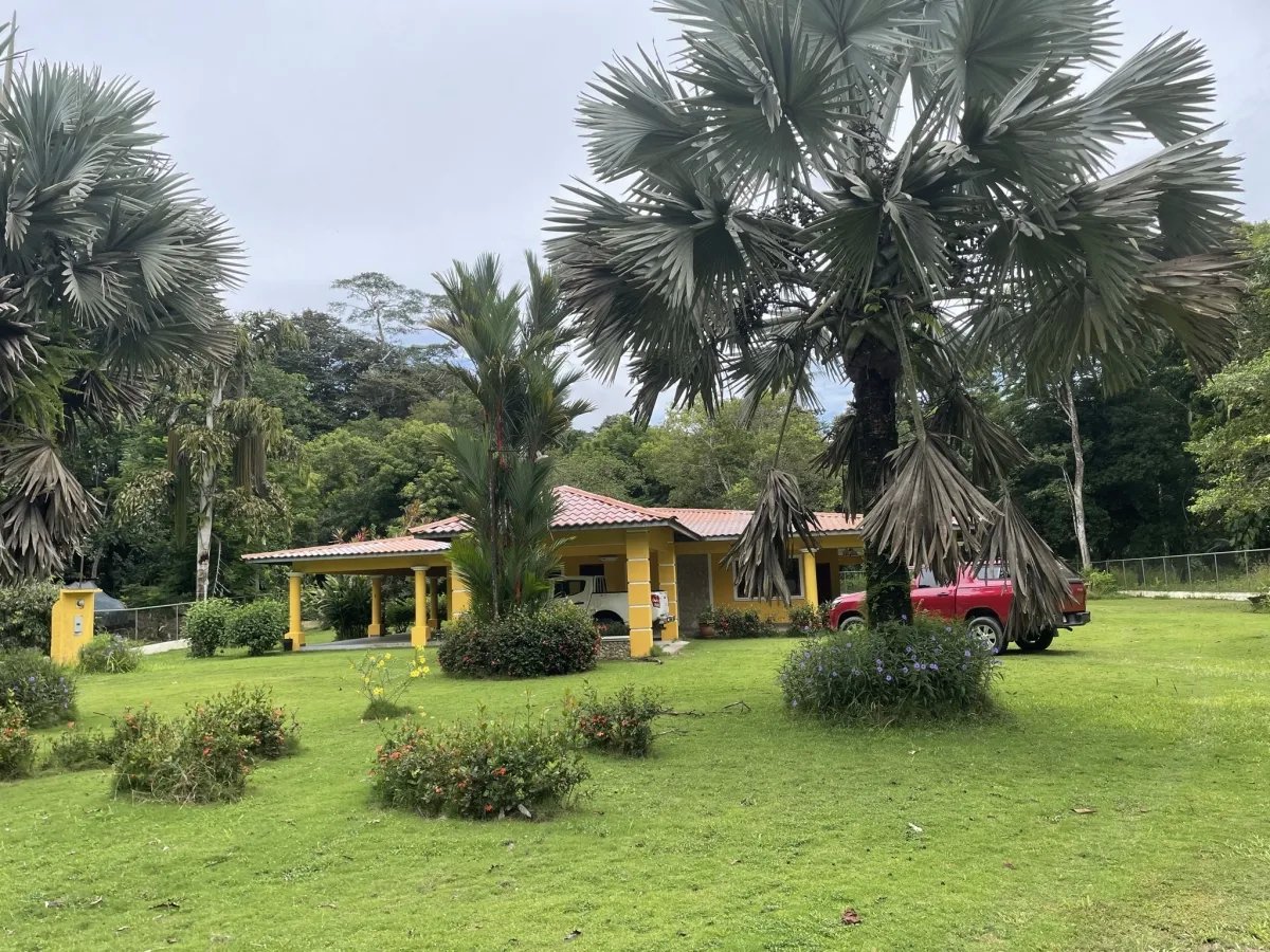 Gran casa de familia cerca de puerto armuelles
