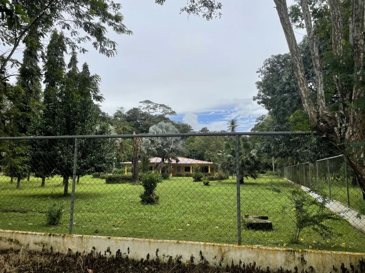 Gran casa de familia cerca de puerto armuelles
