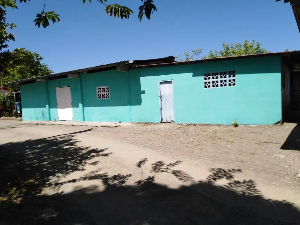 Se vende terreno con pequeña casa frente al mar en el pueblo de pixvae...