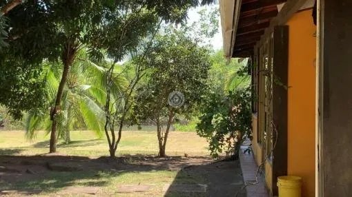 Gran terreno con dos casas en el estero de las lajas