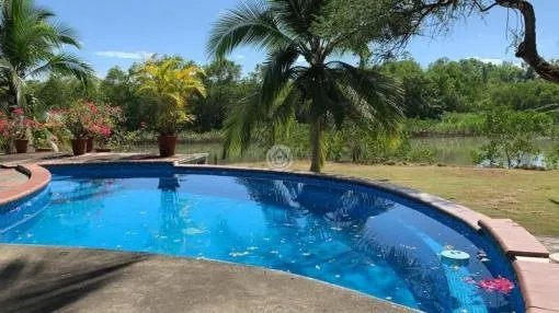 Gran terreno con dos casas en el estero de las lajas