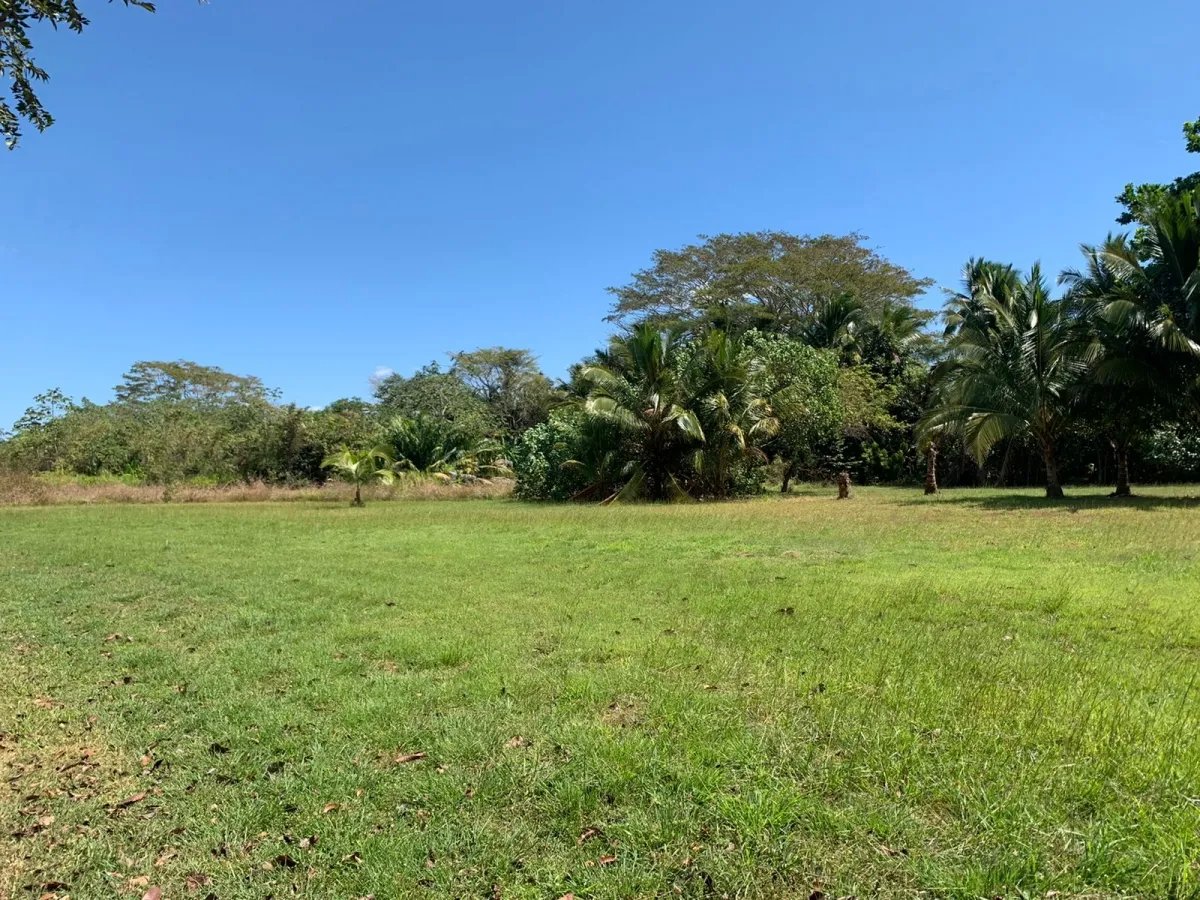 Se vende lote de 2800 metros cuadrados, en lago bay, veraguas; cerca de santa catalina, frente a la playa.