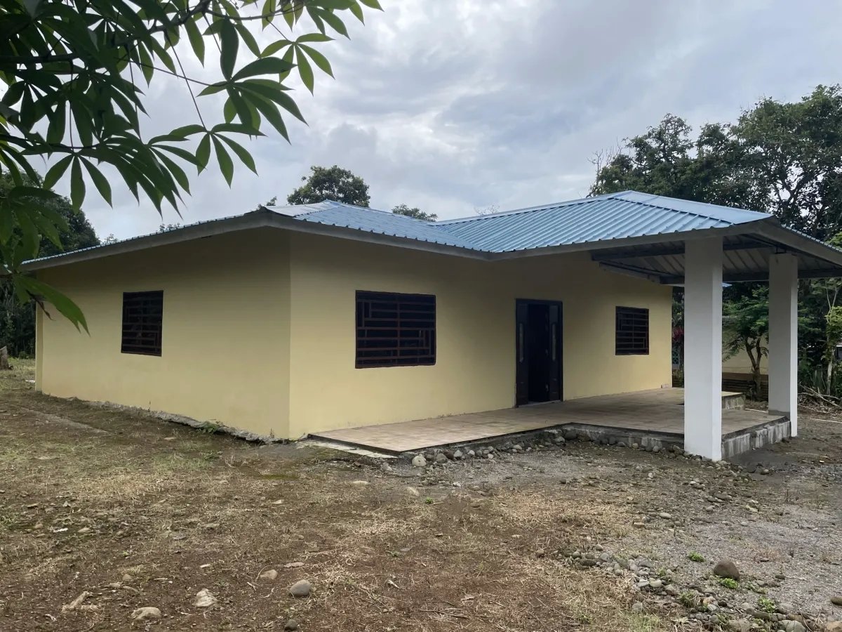 Casa casi terminada en un gran terreno en dolega
