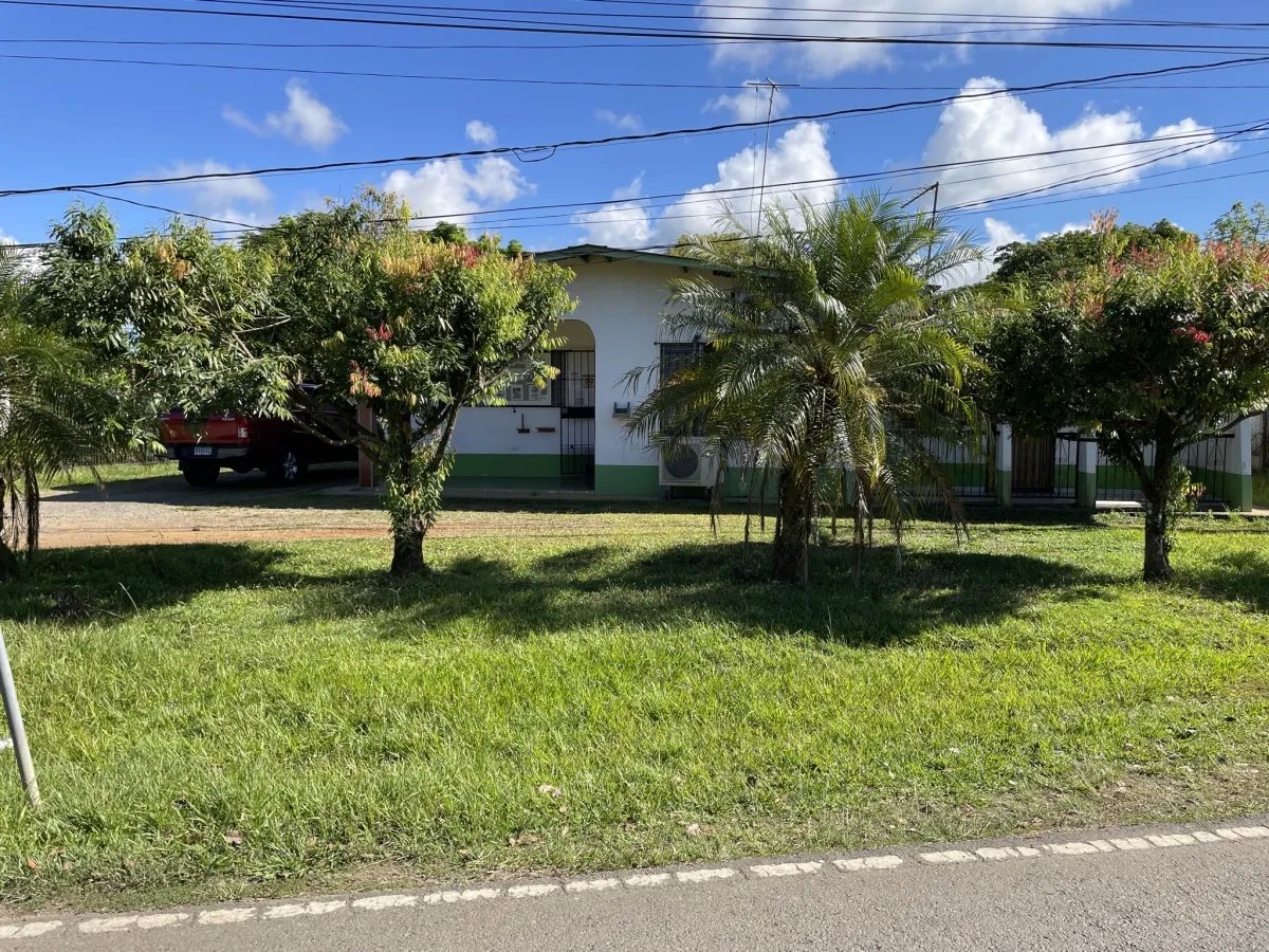 Casa u oficina en el centro de las lajas - cerca de la playa