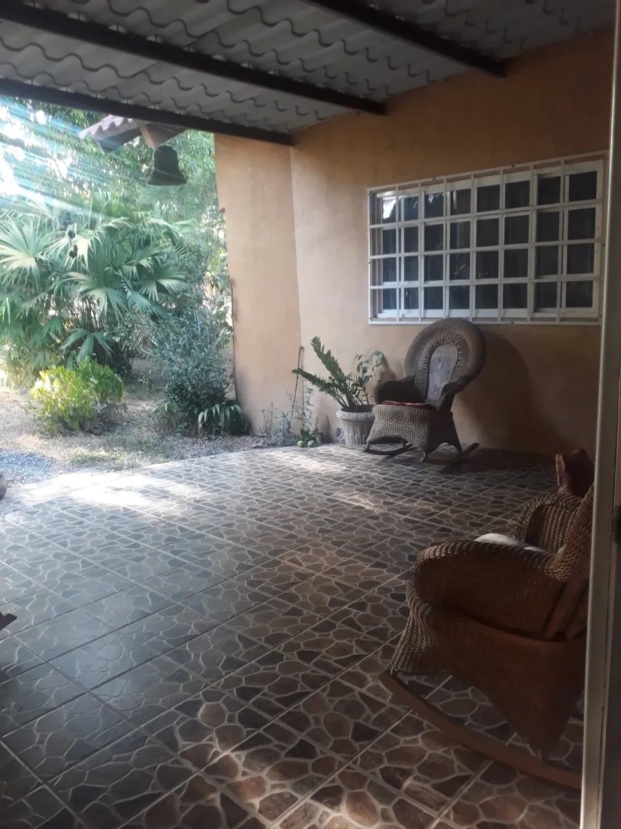 Casa en venta en el centro del municipio de guarumal, veraguas. cerca del destino turistico santa catalina.   casa ubicada frente al centro de salud d