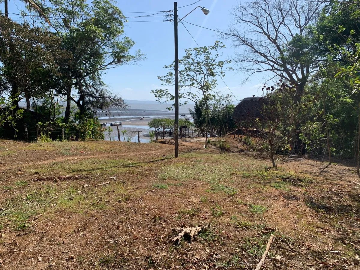 Se vende propiedad de 800 metros cuadrados, frente al mar. playa lagar...