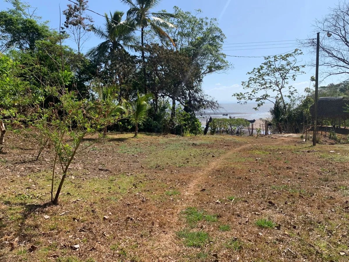 Se vende propiedad de 800 metros cuadrados, frente al mar. playa lagartero, santa catalina