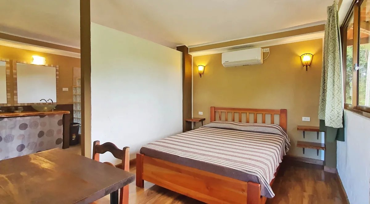 Atractiva casa en la laguna con 3 apartamentos